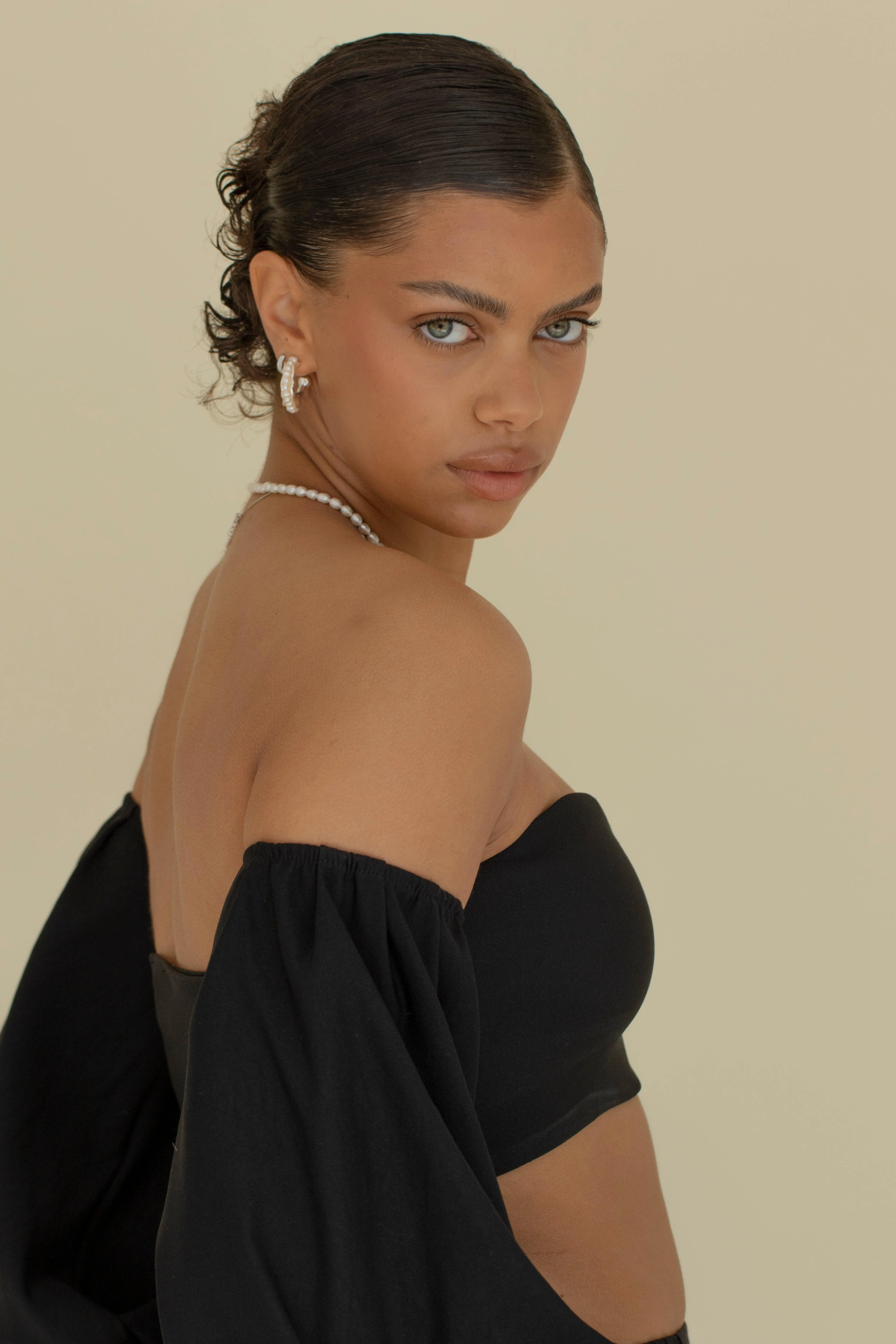 AELIA - Pearl Scalloped Hoop Earrings - Image 3