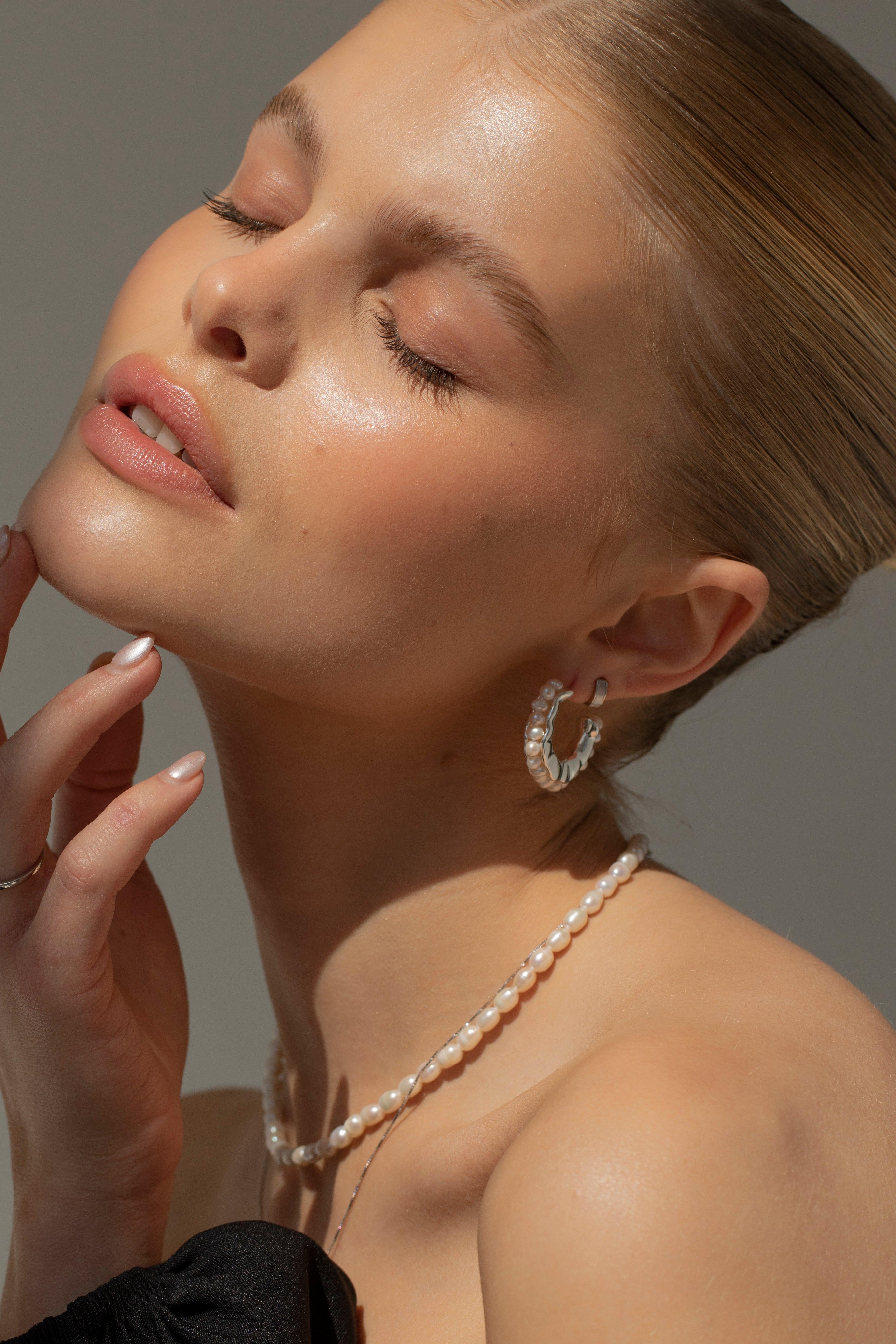 AELIA - Pearl Scalloped Hoop Earrings - Image 4