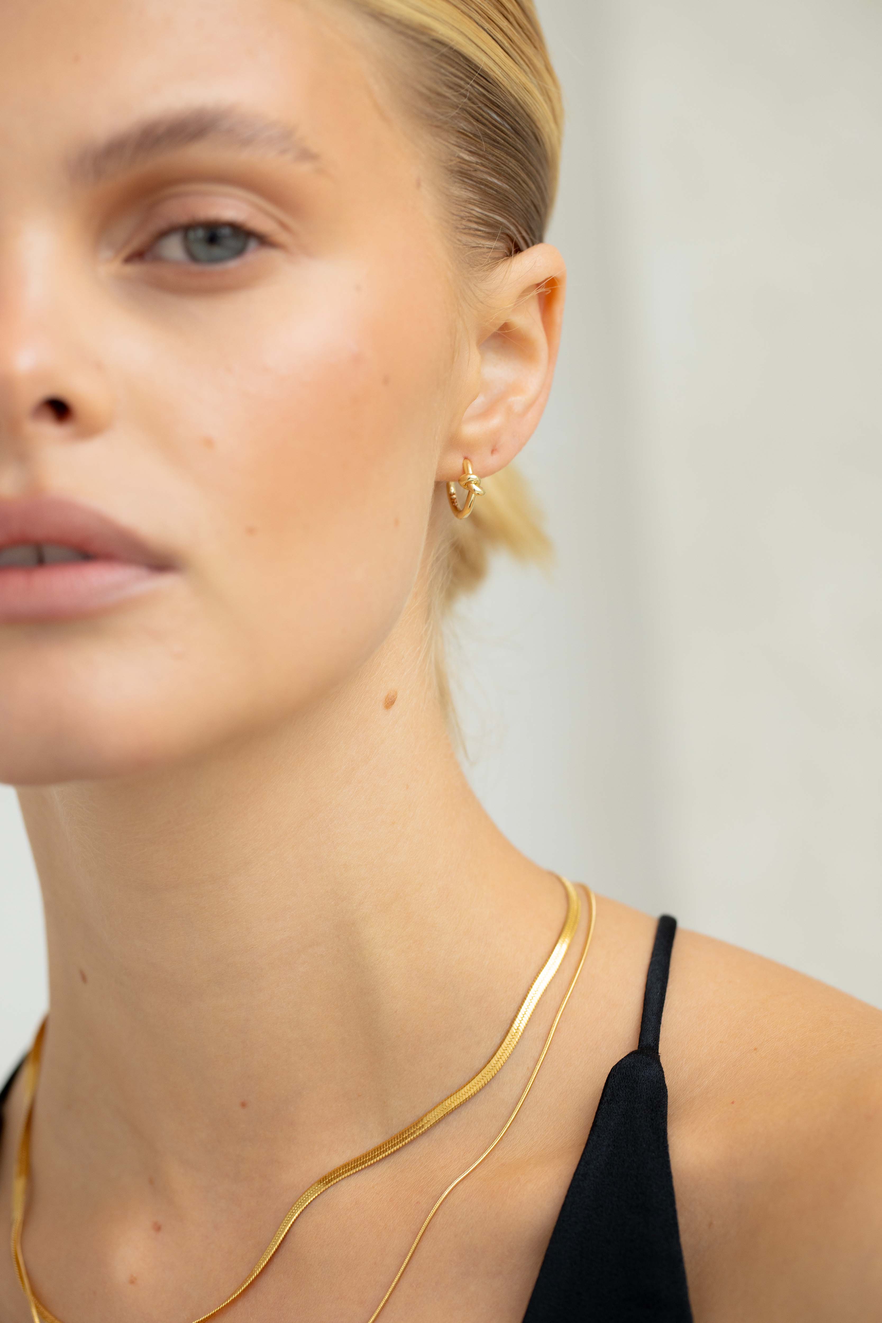 LUNA Mini - Knotted Hoop Earrings - Image 7